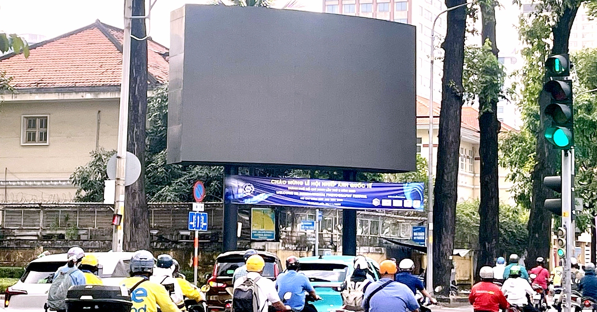 Di tích Viện Pasteur TP.HCM 'kêu cứu' vì chìm trong quảng cáo: Tháo dỡ 2 trong tổng số 3 trụ