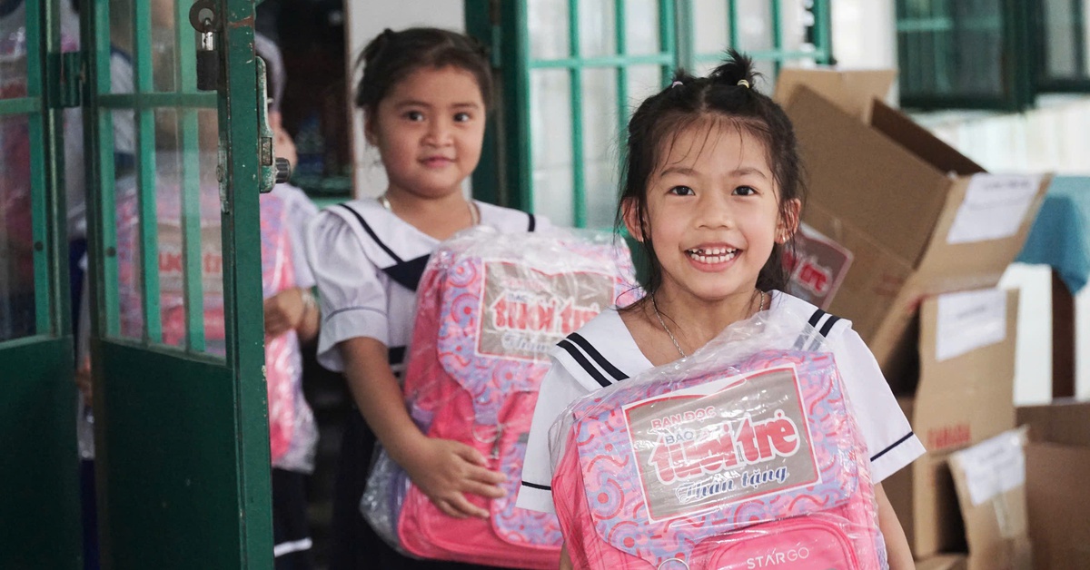 Bạn đọc Tuổi Trẻ 'tiếp sức' thầy cô, học sinh Nha Trang vượt qua hậu quả lũ lụt