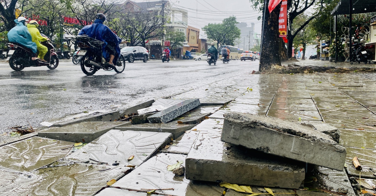 Vì sao vỉa hè mới cải tạo ở Đà Nẵng gập ghềnh, khó đi?