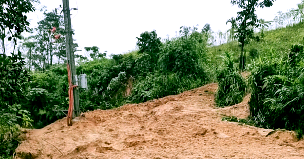 Mưa lớn làm sạt lở trên tuyến đường miền núi Đà Nẵng gây chia cắt một thôn