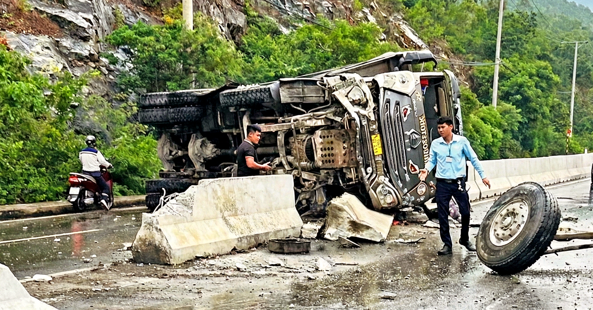 Xe tải lật chắn ngang đèo Cù Hin, giao thông từ Nha Trang đến sân bay Cam Ranh ùn ứ
