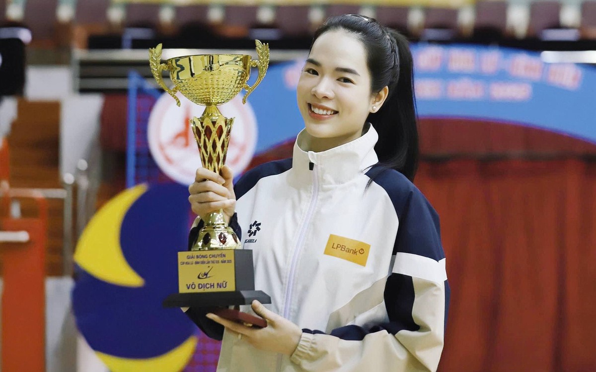 2 vận động viên cao trên 1,9m cầm cờ cho Đoàn thể thao Việt Nam tại SEA Games 33