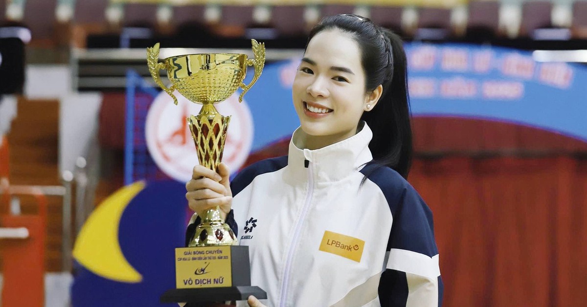 Hoa khôi bóng chuyền cầm cờ cho Đoàn thể thao Việt Nam tại SEA Games 33