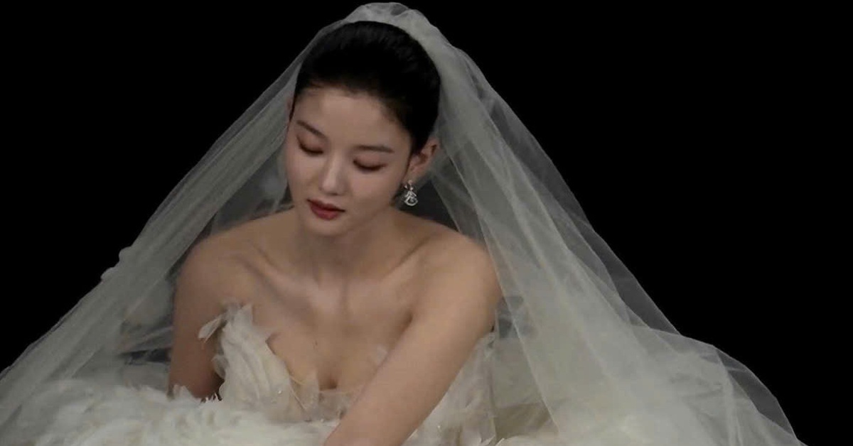 Kim Yoo Jung lộng lẫy trong váy cưới, chuẩn bị 'lên xe hoa'?