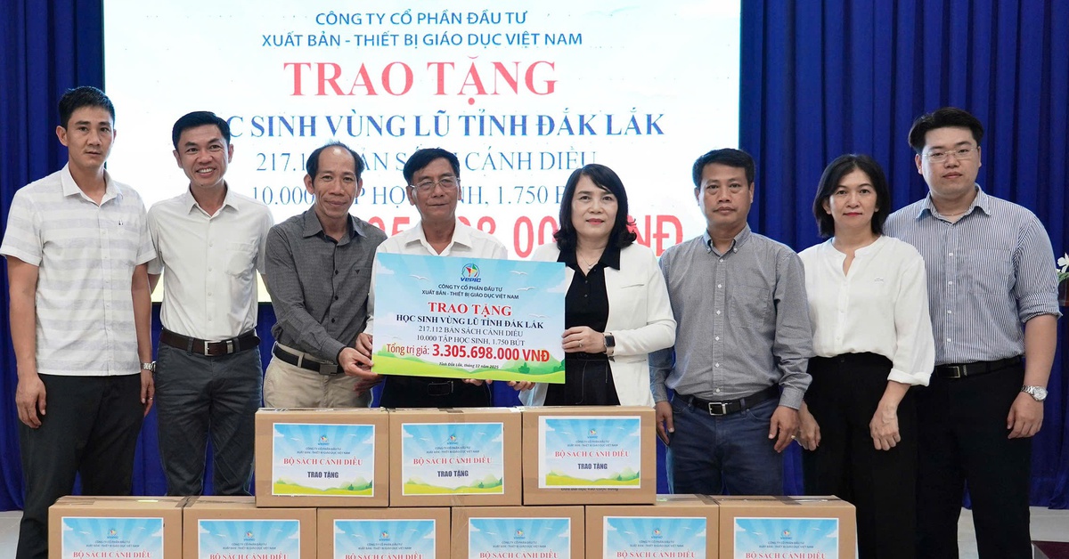 Hơn 217.000 bản sách giáo khoa cho học sinh vùng lũ Phú Yên cũ