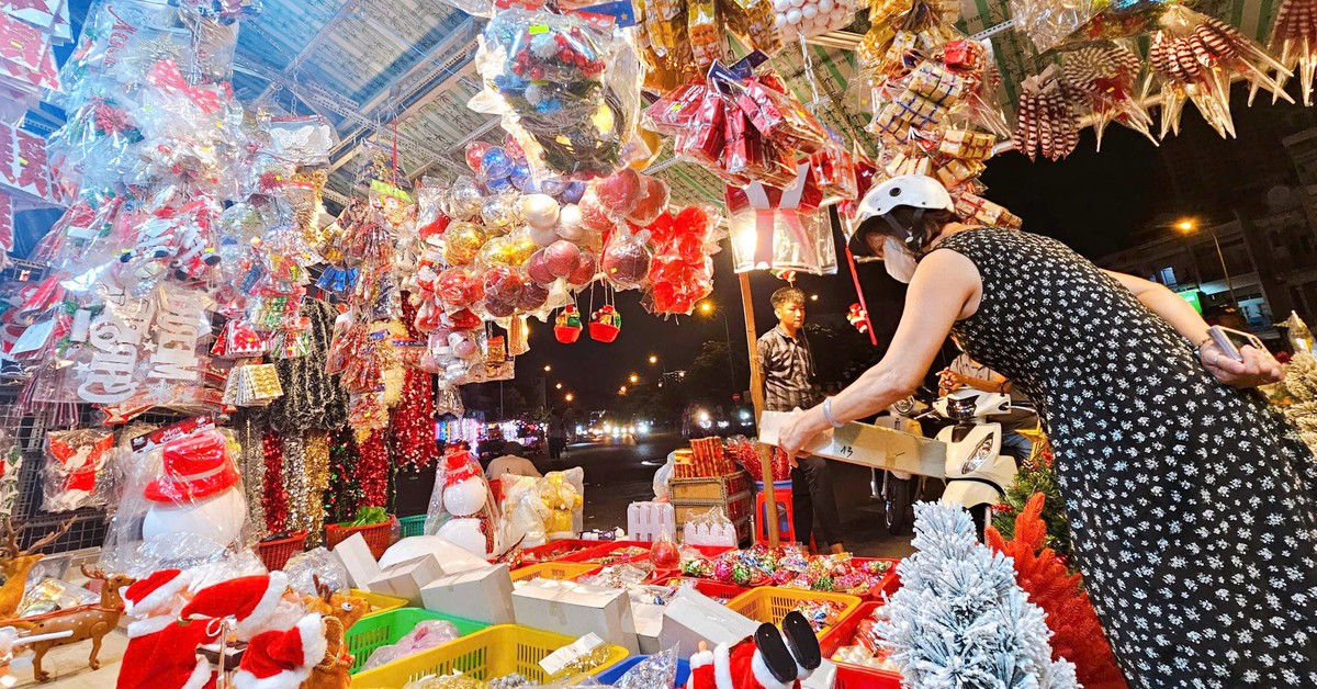 Sức mua hàng trang trí Giáng sinh giảm mạnh do ảnh hưởng mưa lũ