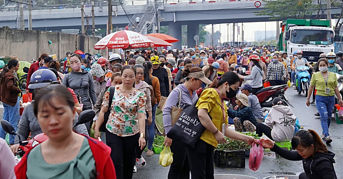 Gắng 'cày cuốc' để về quê ăn tết: Thức khuya dậy sớm vượt khó