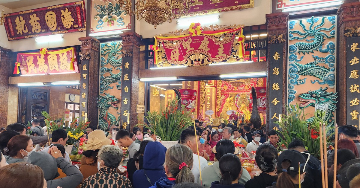 Dừng thu phí Núi Sam phải sử dụng ngân sách hay tiền công đức nuôi bộ máy?