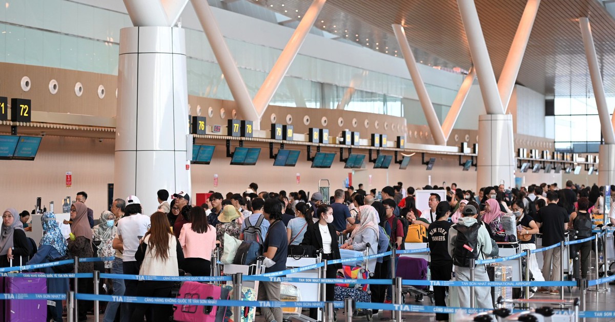 Đi sân bay dịp Tết dương lịch: Bay sớm vẫn thoáng, Tân Sơn Nhất "lạ mà quen"