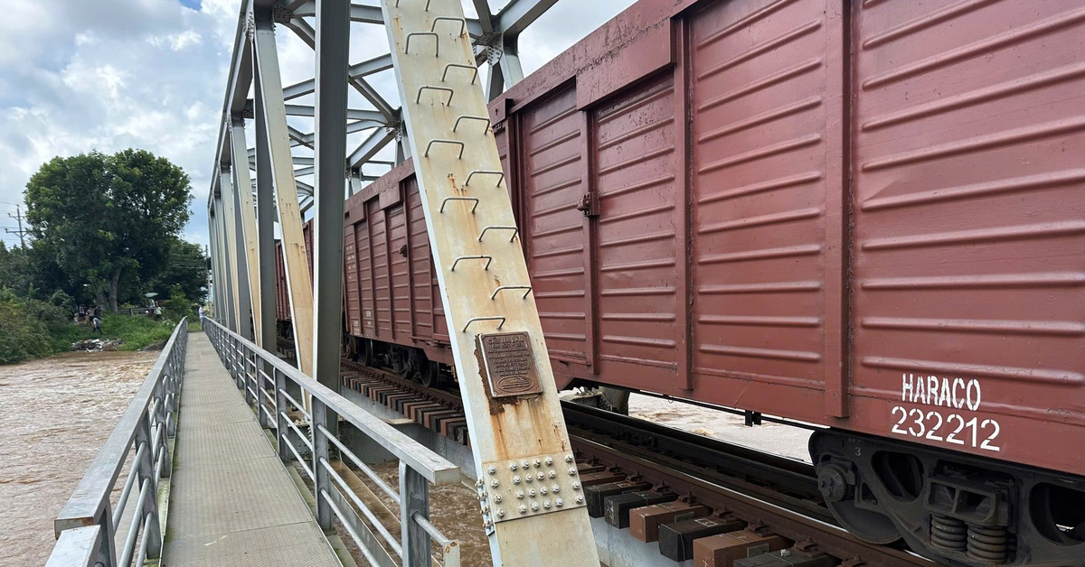 Nước lũ uy hiếp, công ty đường sắt điều đoàn tàu 200 tấn ra 'giữ' cầu