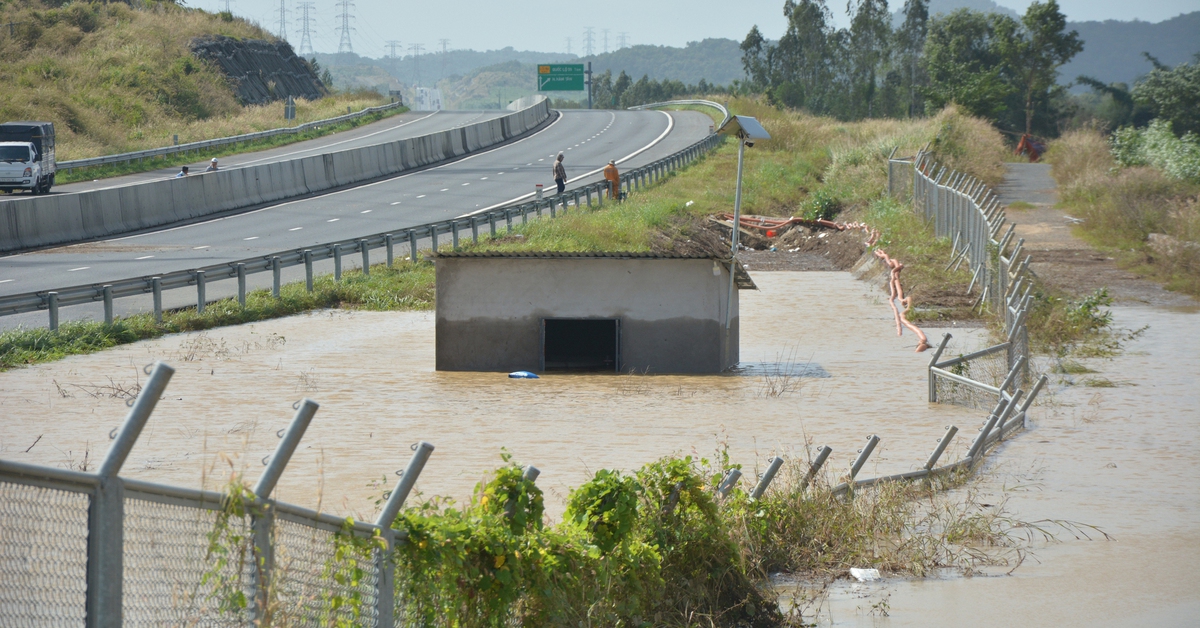 Hình ảnh máy bơm chống ngập cao tốc Phan Thiết - Dầu Giây chìm nghỉm trong nước lũ