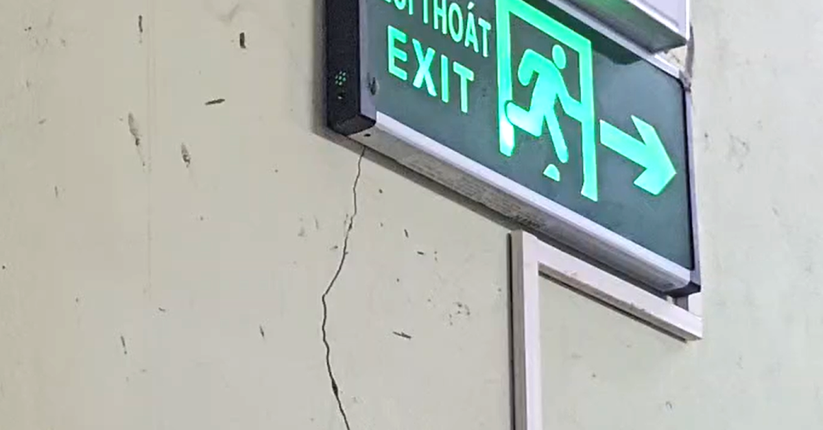 Nhà bị nứt toác, người dân sống gần ‘hố tử thần’ ở Đà Nẵng lo ngại