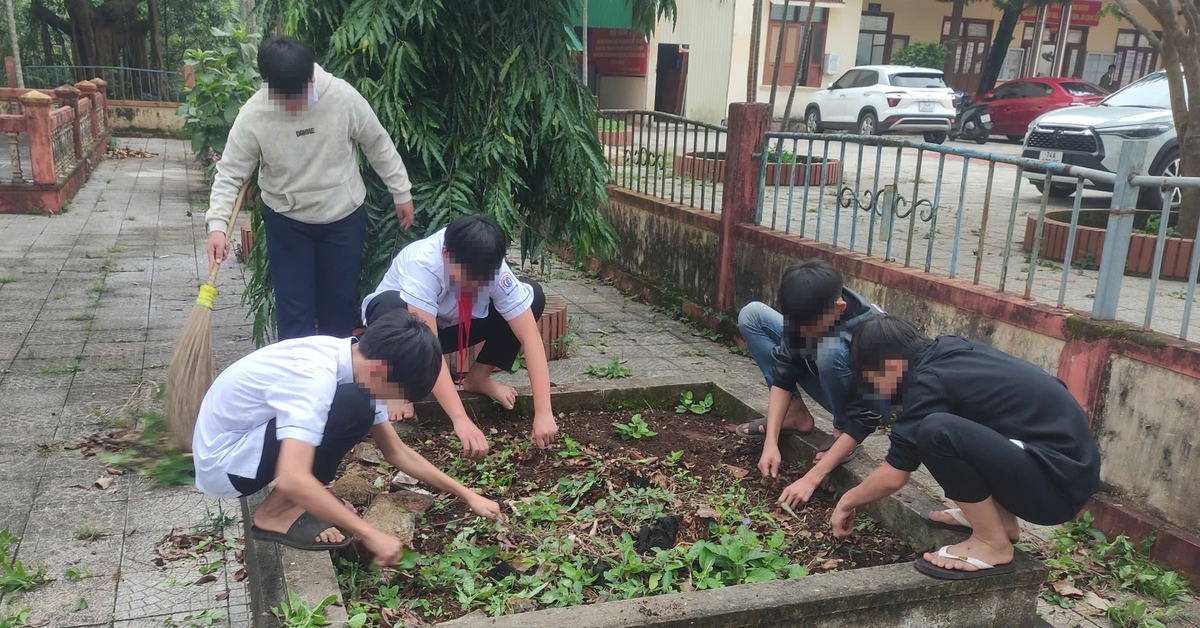 'Buổi học đặc biệt' của 11 học sinh chậm tiến tại bia ghi danh liệt sĩ