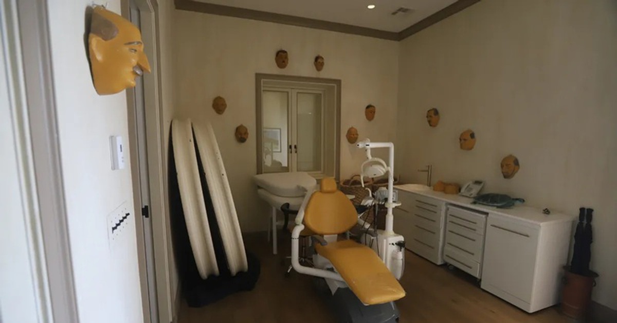 Bức ảnh căn phòng chứa đầy mặt nạ trên đảo của tỉ phú Epstein là thật