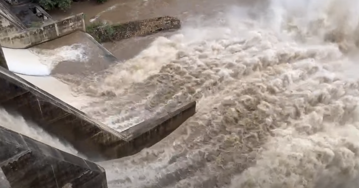 Hồ Lòng Sông xả lũ kỷ lục, nhấn chìm hơn chục ghe cá ở cửa biển