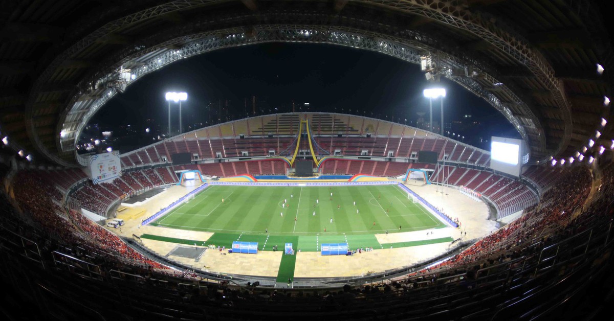 Giàn đèn sân Rajamangala sáng thế nào sau sự cố bị hỏng bóng đèn phải đi mượn?