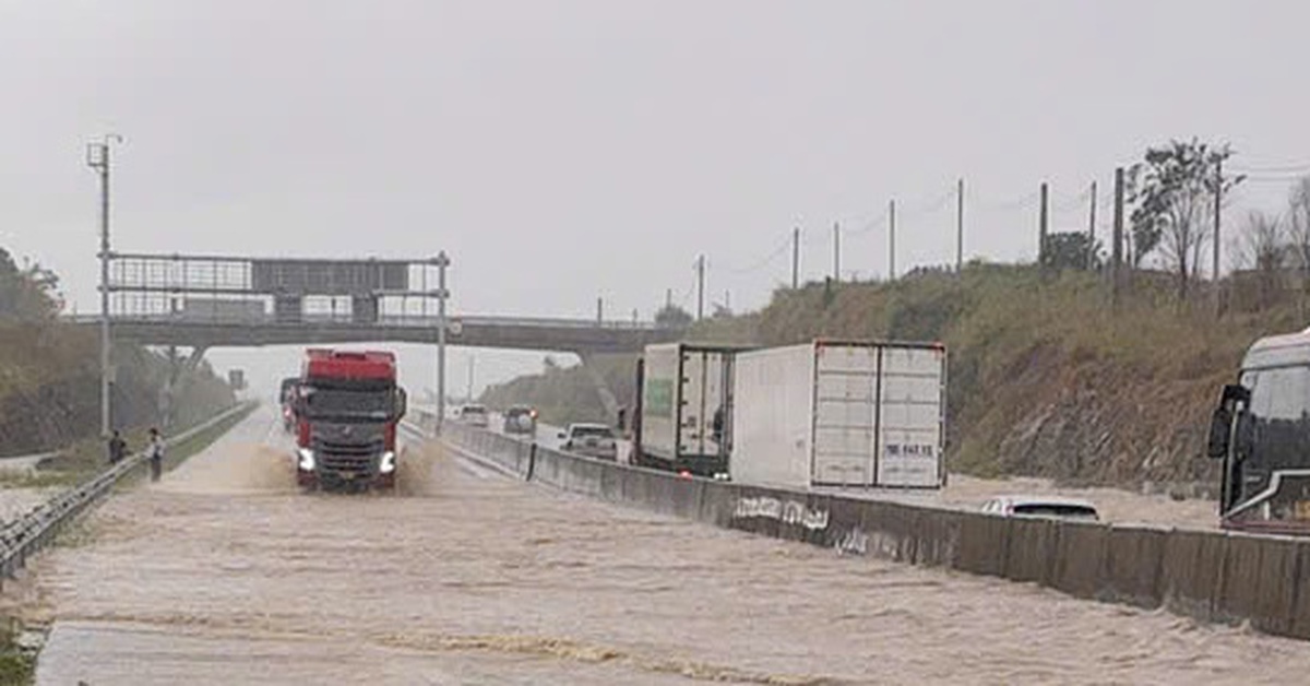 Thời tiết hôm nay 5-12: Miền Trung giảm mưa lớn, miền Nam mưa vài nơi