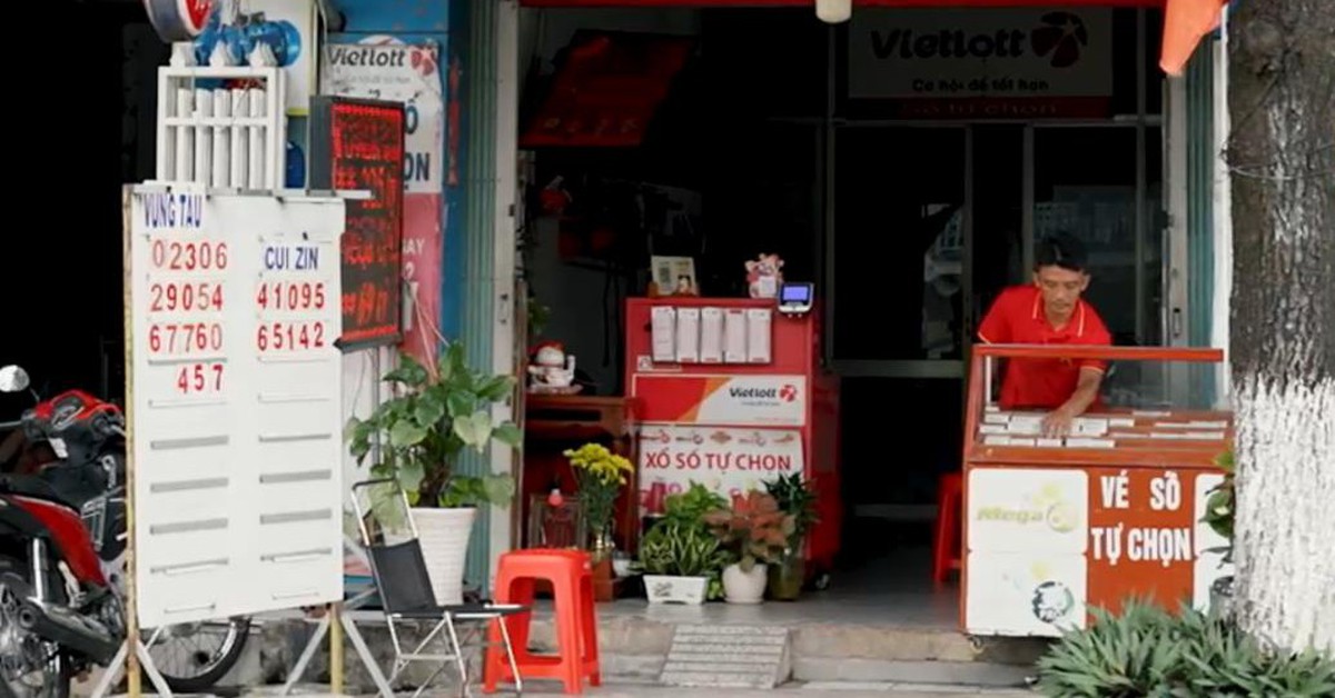 Chủ điểm sửa điện thoại chuyển hướng bán vé số Vietlott: 'Bán vui lắm!'