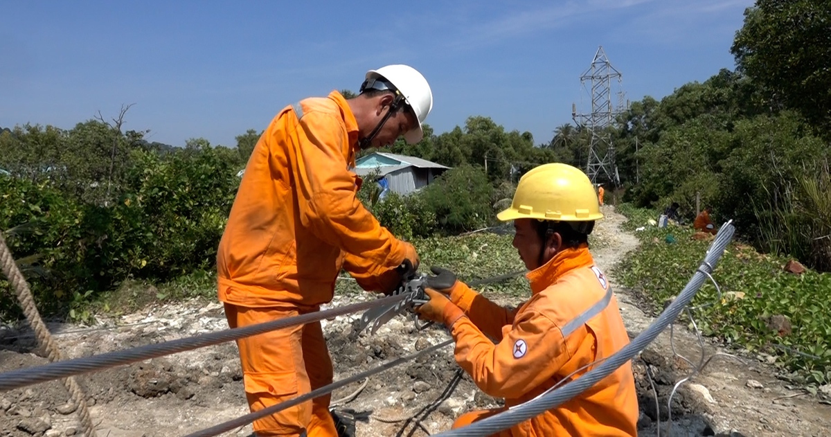 Công nhân làm việc xuyên đêm để cấp điện lại cho Phú Quốc sau sự cố cáp ngầm 110kV
