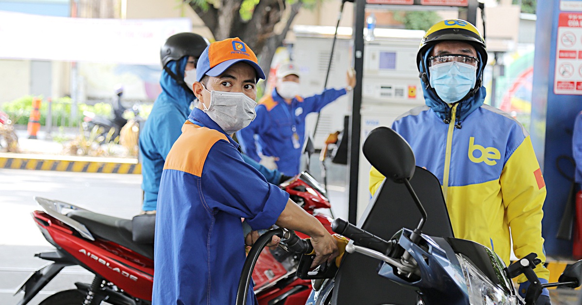 Xăng tăng giá thêm gần 500 đồng, RON95 lên mức 20.460 đồng/lít