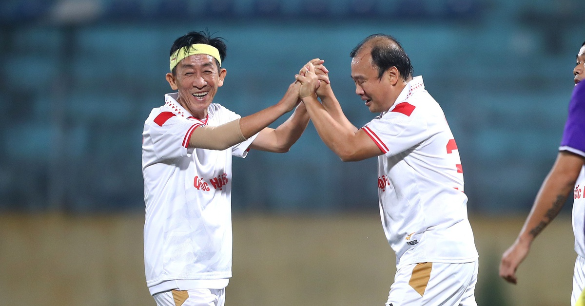 Đại biểu Quốc hội đá bóng, quyên góp tiền ủng hộ đồng bào bị mưa lũ