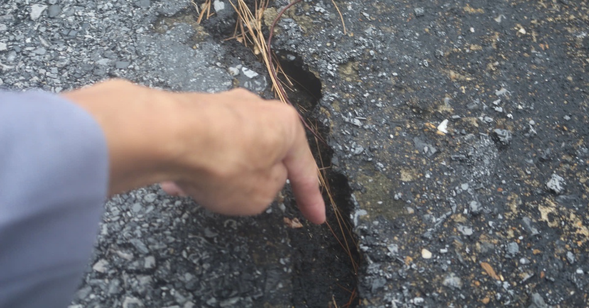 Xuất hiện vết nứt hàng chục mét gần nơi hàng loạt giun đất bò lên chết khô bất thường