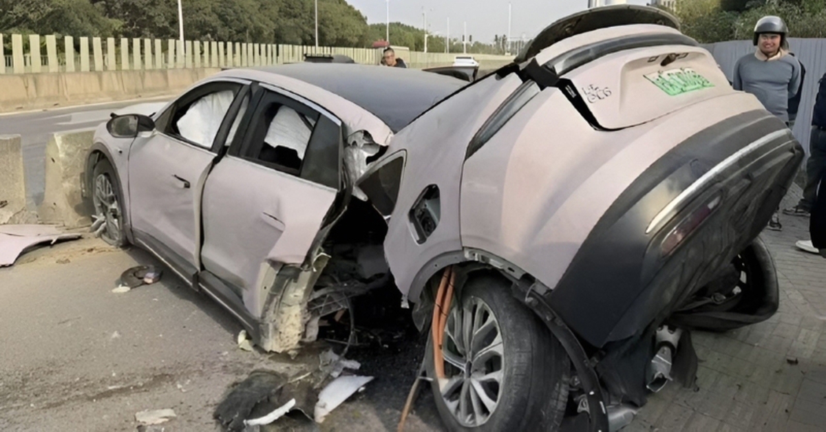 Xe điện gãy đôi sau tai nạn, cả pin và người đều không hề hấn gì