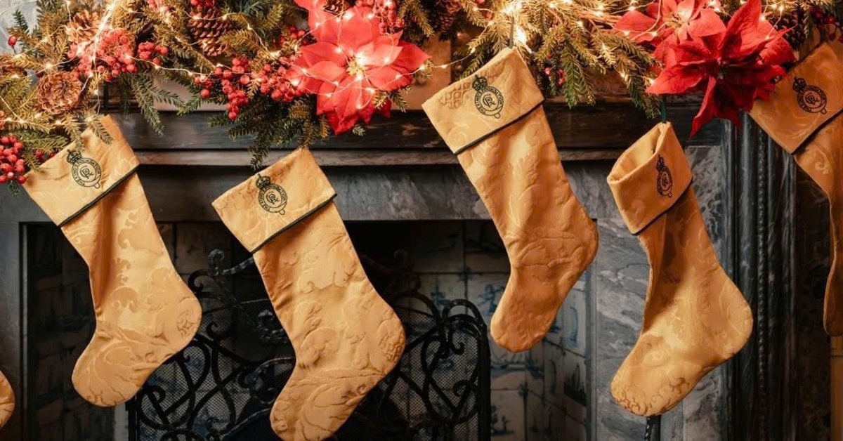 Vua Charles đấu giá những chiếc tất Giáng sinh may từ rèm cửa hoàng gia