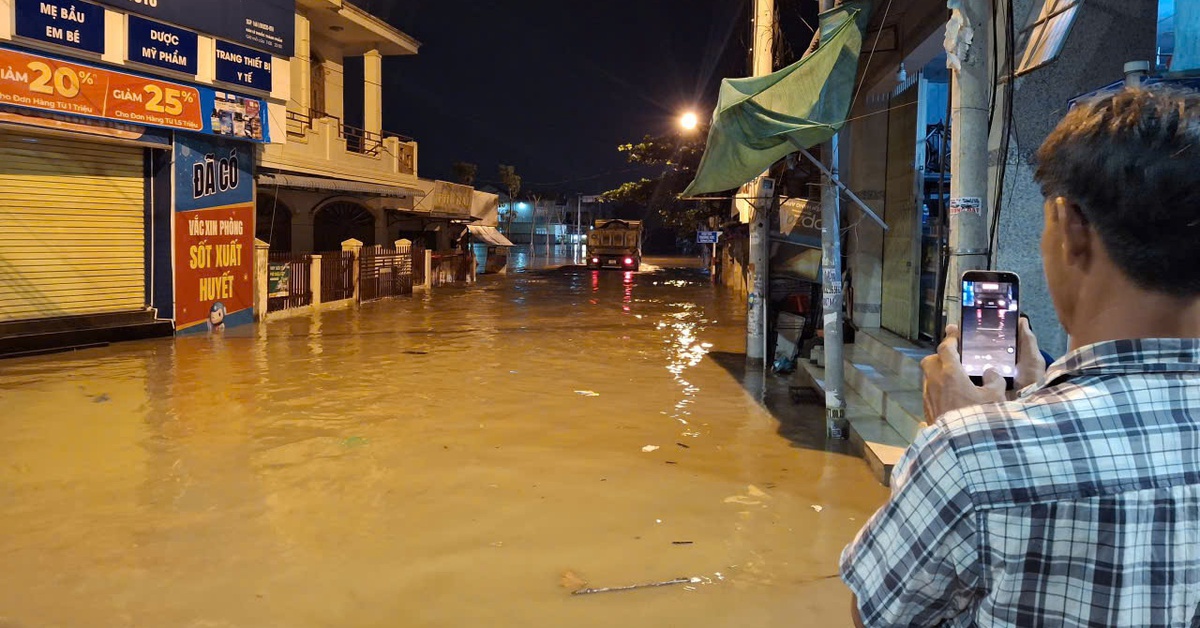 Nước lũ vùng cửa biển Bình Thuận cũ dâng cao, quốc lộ 1 phong tỏa trong đêm