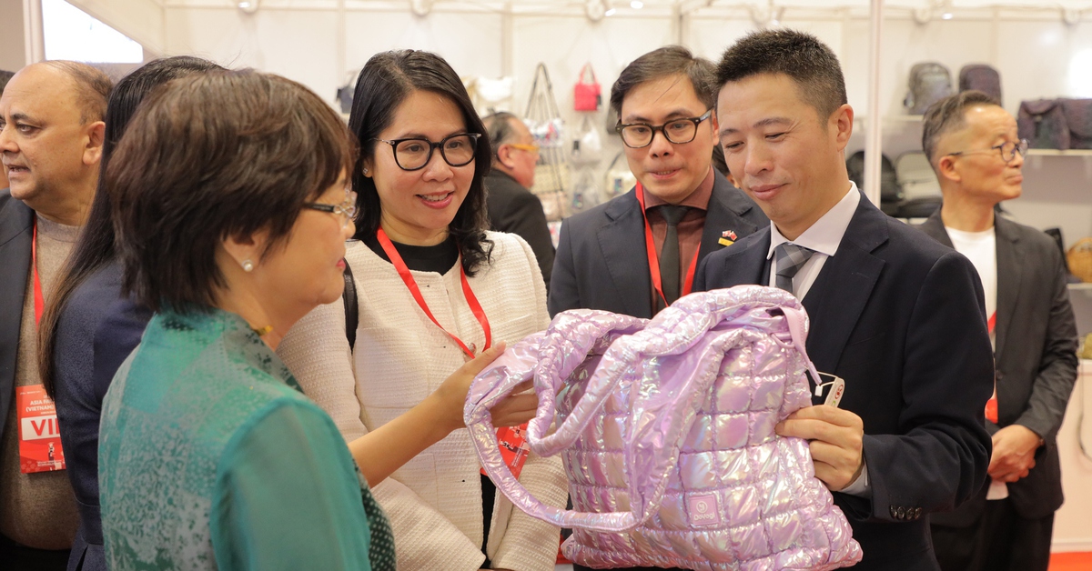 Cạnh tranh tăng nhiệt, thời trang Việt tìm đường vào chuỗi cung ứng châu Á