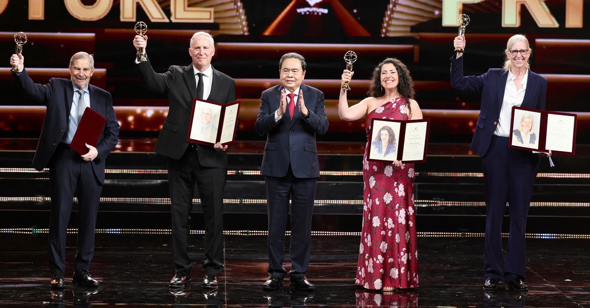 Bốn nhà khoa học nghiên cứu, phát triển vắc xin HPV đoạt giải chính VinFuture 2025