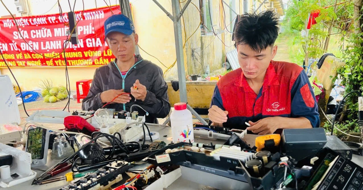 Tạm gác mưu sinh lao vào rốn lũ Phú Yên giúp dân sửa xe máy, tivi