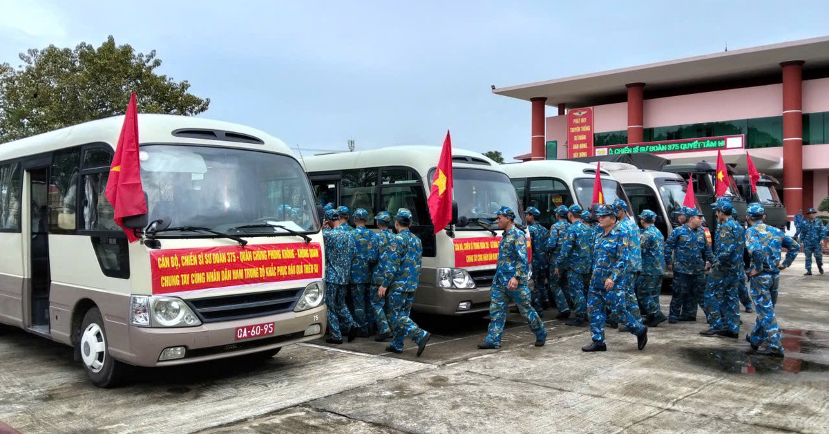 Sư đoàn 375 lập 7 đội xây dựng từ Đà Nẵng vào vùng lũ Phú Yên làm nhà cho dân