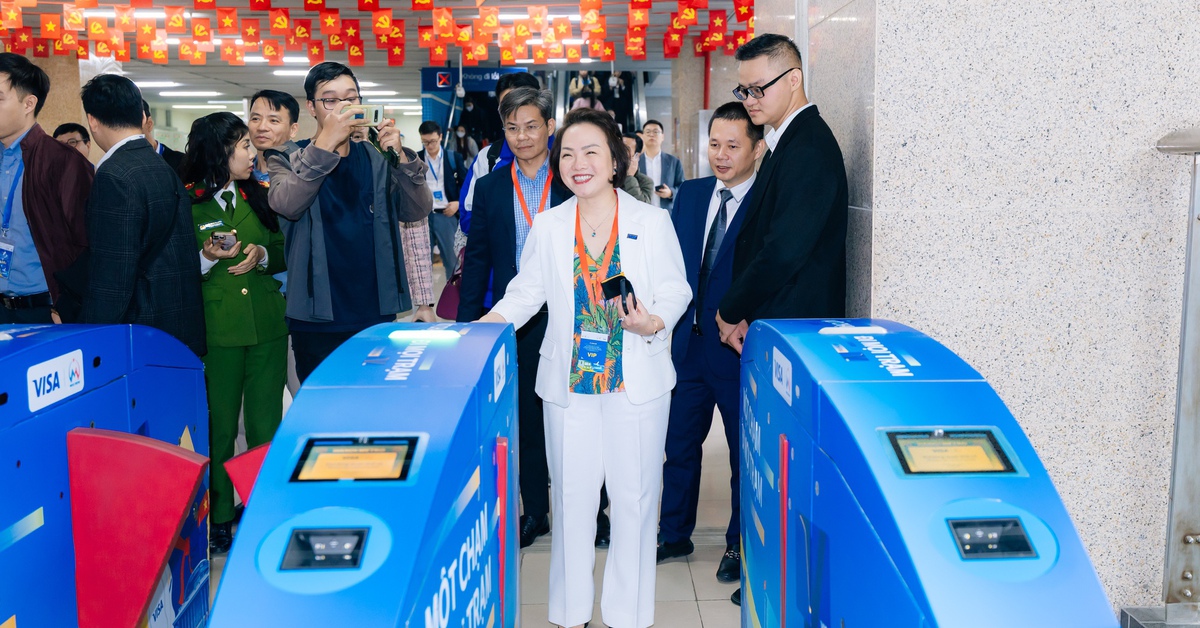 Visa ra mắt giải pháp 'chạm để di chuyển' đầu tiên tại Hà Nội trên tuyến Metro 2A Cát Linh - Hà Đông