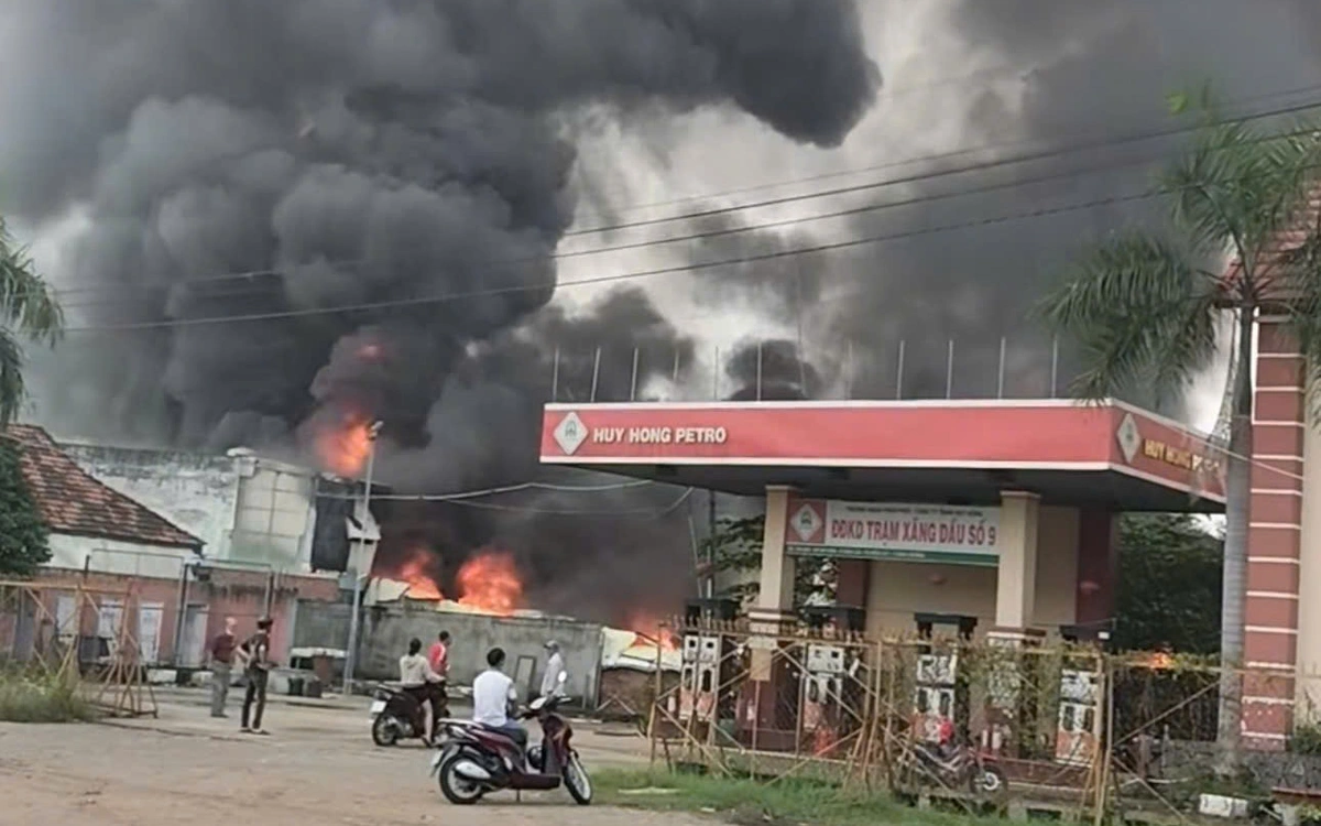 Kho chứa máy móc cơ khí sát cây xăng bốc cháy ngùn ngụt