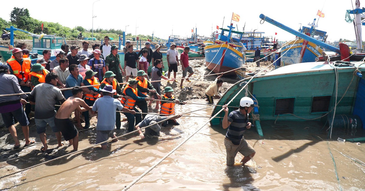 Ngư dân xót xa trục vớt tàu cá chìm ở cửa biển Liên Hương sau lũ
