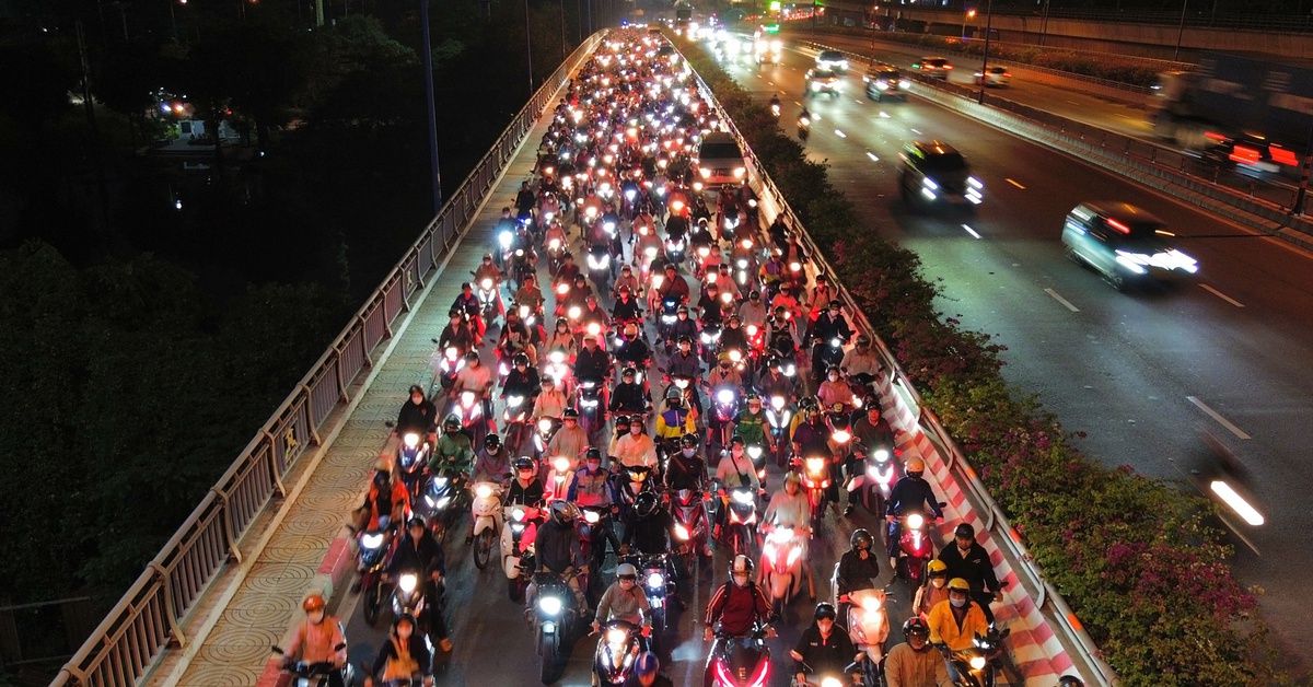 Nước cống tràn lên mặt đường Võ Nguyên Giáp vì triều cường, hàng ngàn xe máy 'bò' qua đoạn ngập