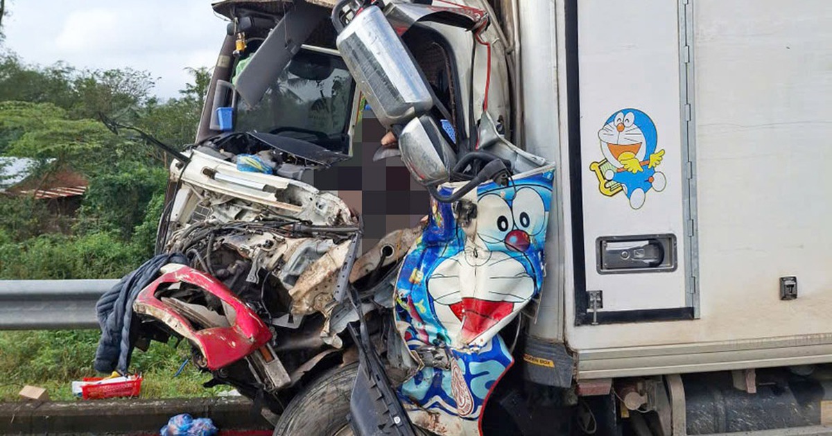 Va chạm với xe đầu kéo trên cao tốc, tài xế xe tải mắc kẹt trong cabin tử vong