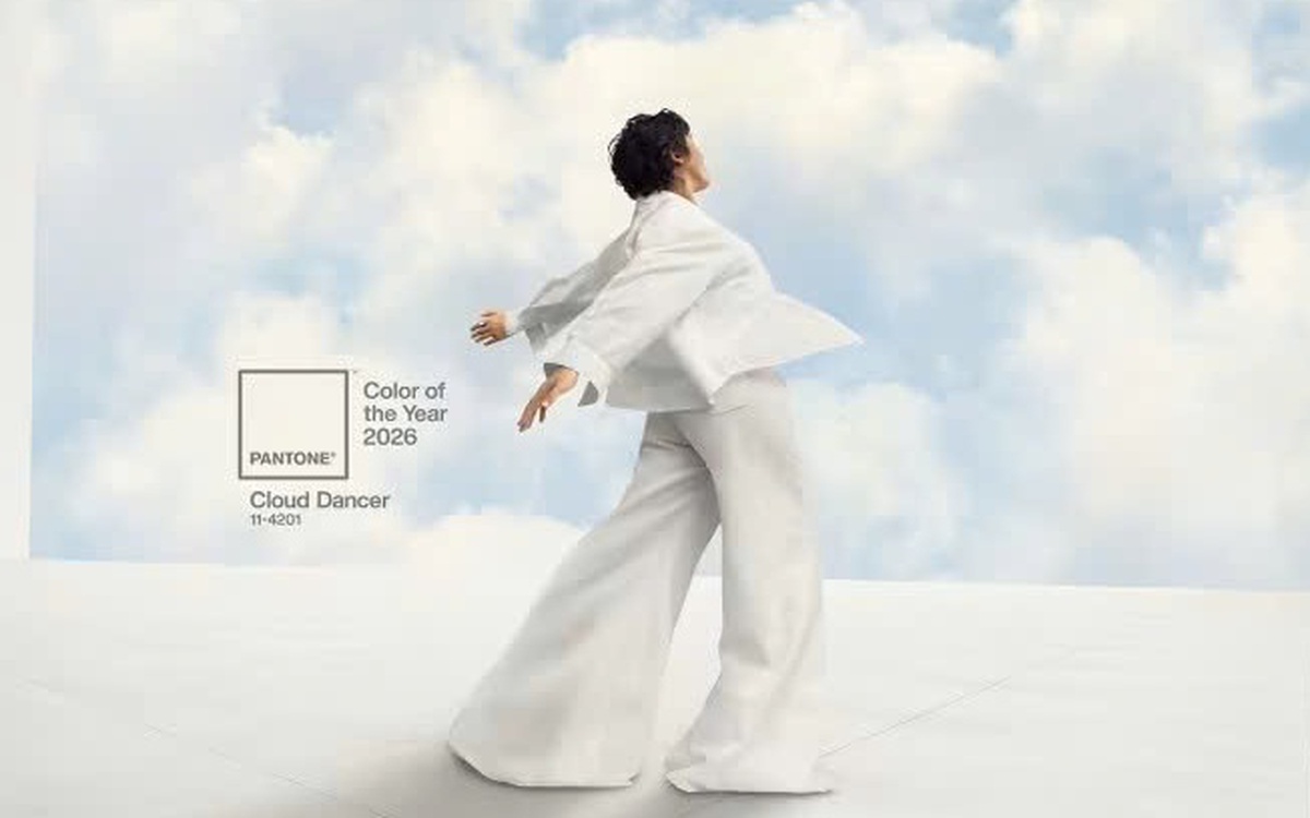 Pantone za barvo leta 2026 razglasil 'Cloud Dancer'