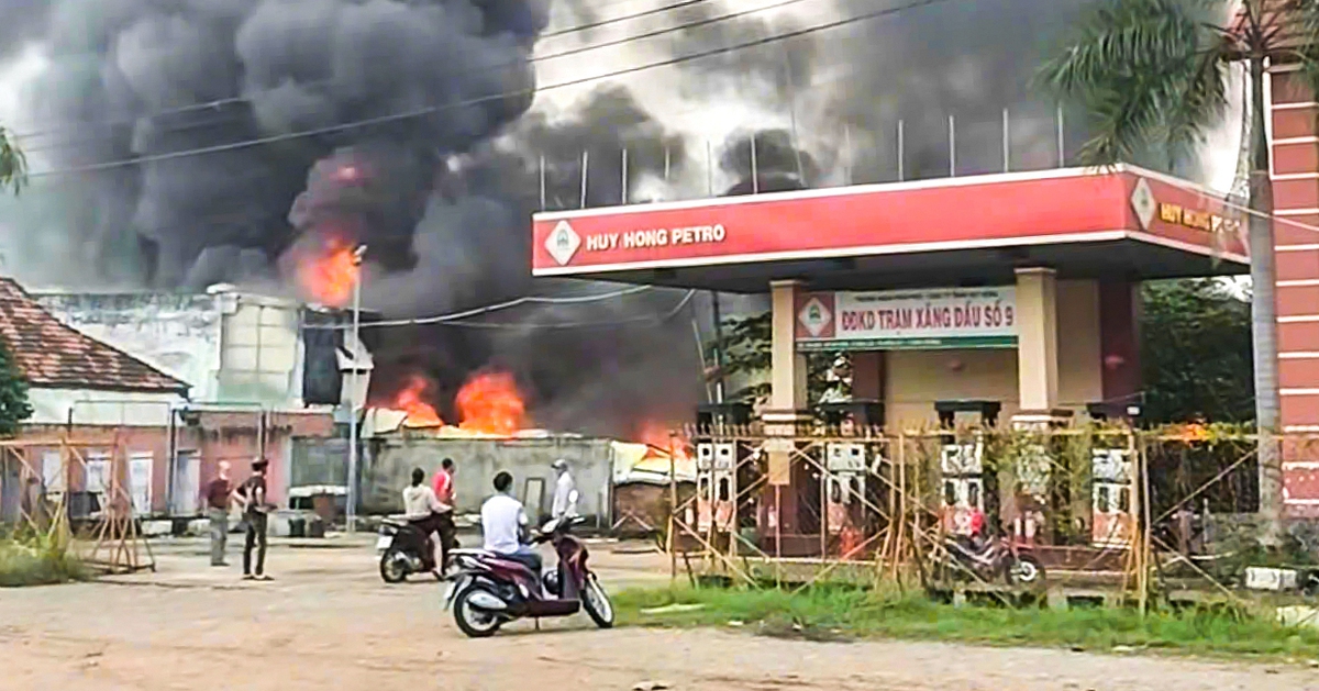 Kho chứa máy móc cơ khí sát cây xăng bốc cháy ngùn ngụt