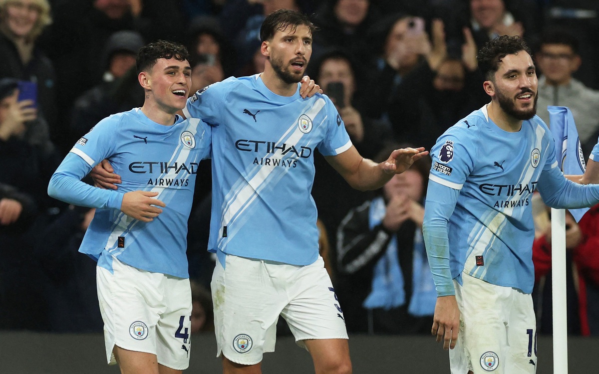 Trung vệ tỏa sáng, Man City chỉ còn kém Arsenal 2 điểm