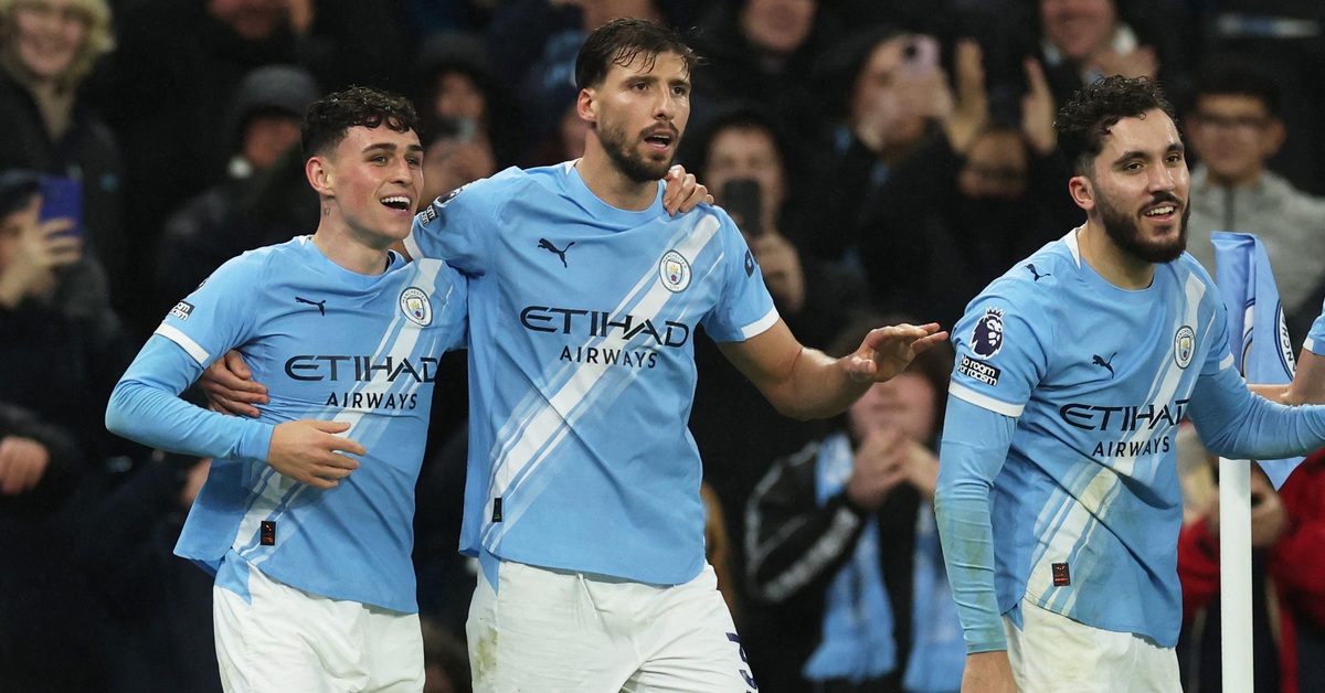 Trung vệ tỏa sáng, Man City chỉ còn kém Arsenal 2 điểm