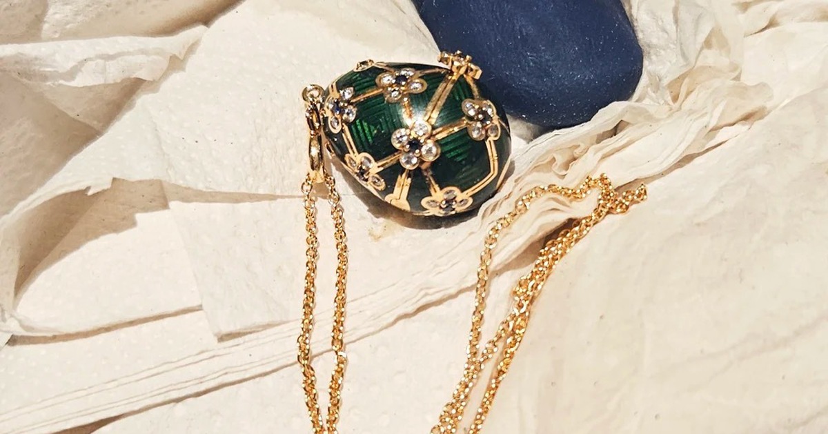 Nuốt mặt dây chuyền 19.000 USD, người đàn ông bị cảnh sát canh từng phút suốt 6 ngày