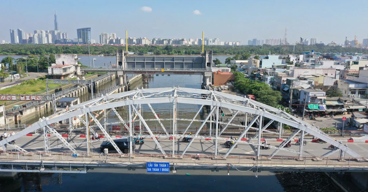 Ngày đầu cầu Tân Thuận 1 điều chỉnh tổ chức giao thông: Xe cộ đi lại ổn định