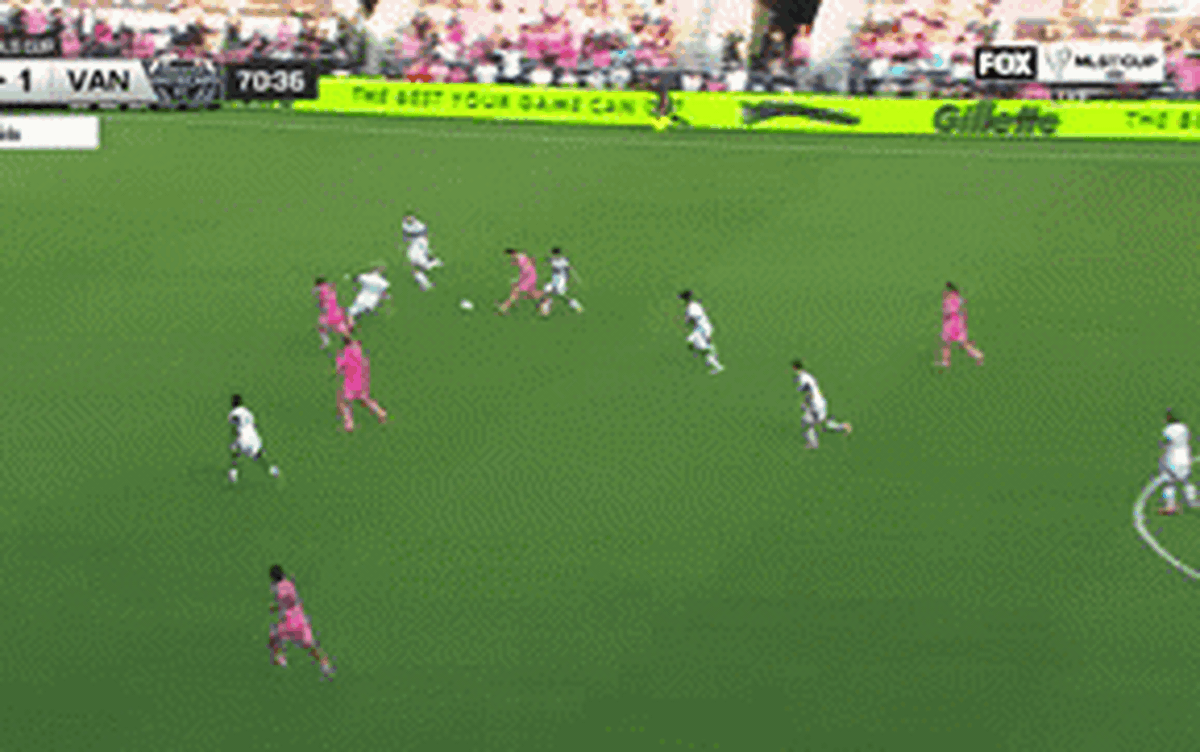 'Vua kiến tạo' Messi tỏa sáng dù bị 'kìm kẹp', đưa Inter Miami lần đầu lên ngôi vô địch MLS Cup