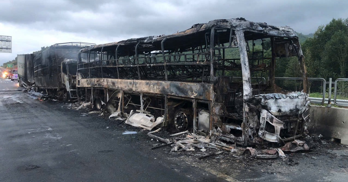 Tai nạn liên hoàn trên cao tốc Vân Phong - Nha Trang, 3 xe bốc cháy