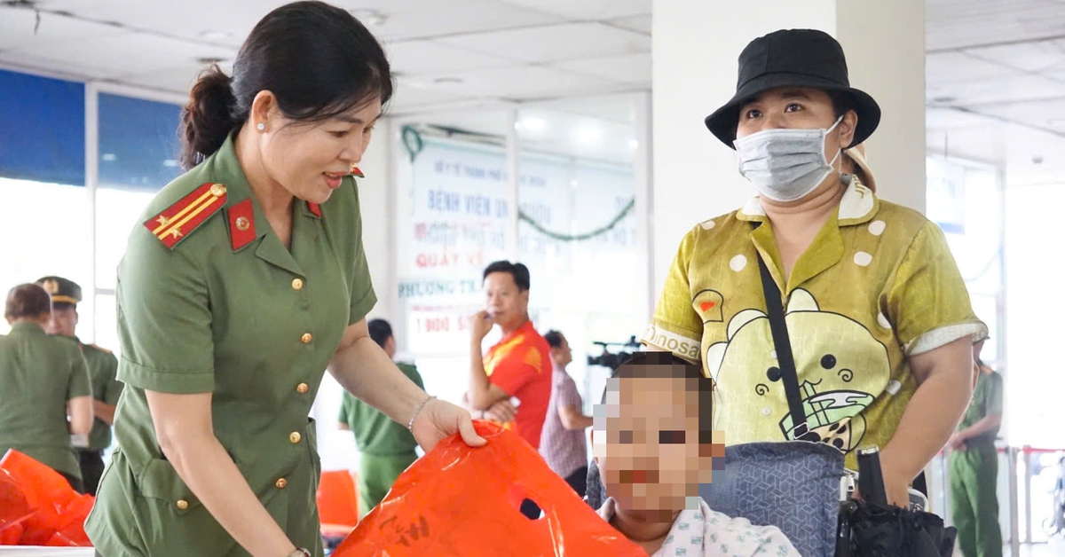 Công an TP.HCM kết hợp tuyên truyền và tặng 300 phần quà cho bệnh nhi ung bướu