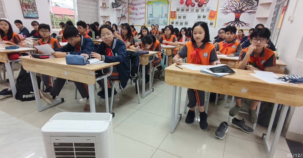 Phụ huynh mang máy lọc không khí cho nhà trường mượn để bật ngay trong lớp