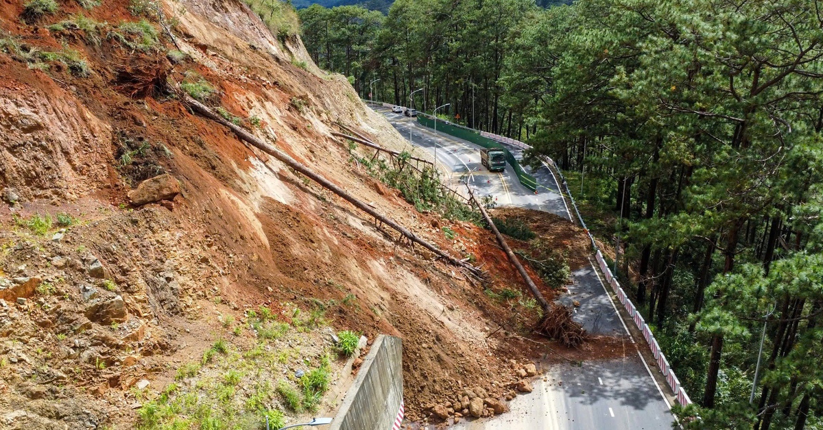 Mưa lớn liên tục gây sạt lở, hư hỏng đường sá, Lâm Đồng lại công bố tình huống khẩn cấp