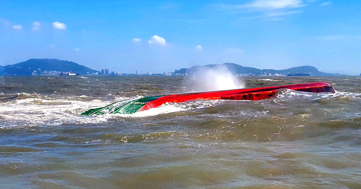 Sà lan chở hơn 900 khối cát lật úp ở biển Vũng Tàu, 3 thuyền viên được cứu